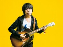 「アルキタ」の広告に登場する高橋優。