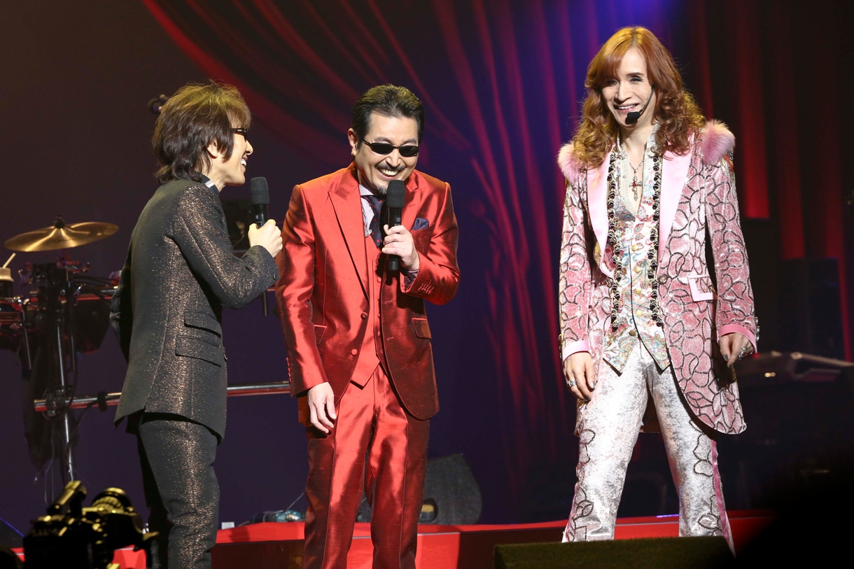 左から坂崎幸之助（Vo, G）、赤いスーツを着た桜井賢（Vo, B）、高見沢俊彦（Vo, G）。（Photo by HAJIME KAMIIISAKA）