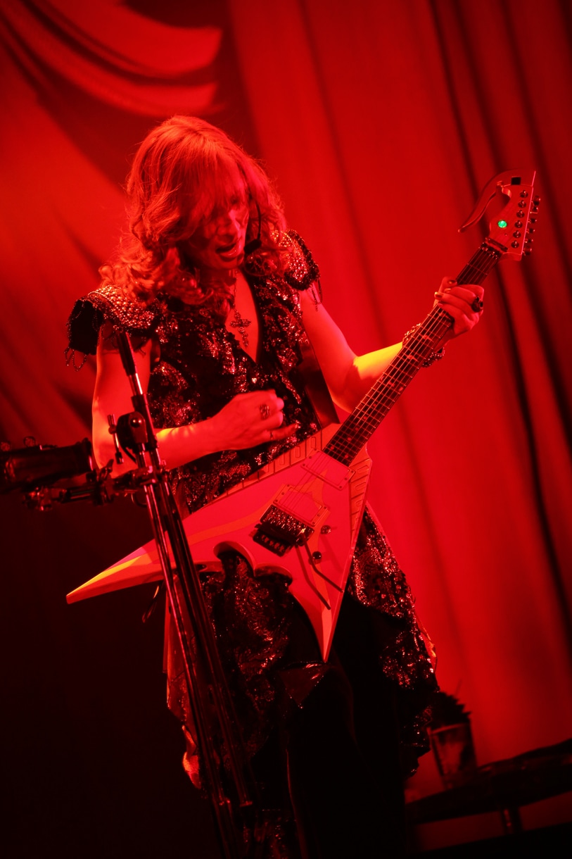 高見沢俊彦（Vo, G）（Photo by HAJIME KAMIIISAKA）