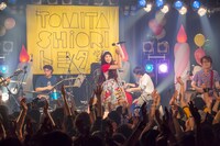「トミタ栞ライブ2015 ～21歳の誕生日は2回目のワンマン～」の様子。