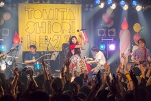 「トミタ栞ライブ2015 ～21歳の誕生日は2回目のワンマン～」の様子。