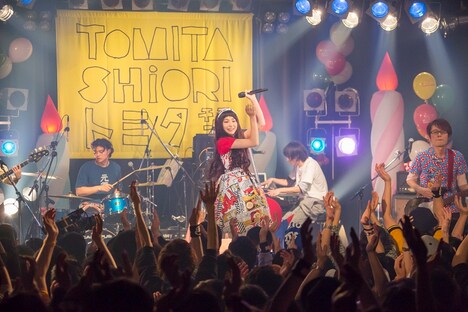 「トミタ栞ライブ2015 ~21歳の誕生日は2回目のワンマン~」の様子。