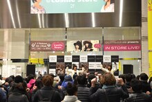 マルイシティ前に集まったバニラビーンズファン。