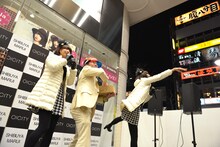 寒空の下、元気に豆をまくバニラビーンズと掟ポルシェ（中央）。