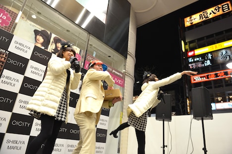 寒空の下、元気に豆をまくバニラビーンズと掟ポルシェ（中央）。