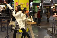 ステージを飛び出し豆をまくバニビと鬼（掟ポルシェ）。