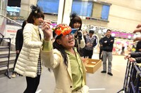 観客に豆をぶつけられる鬼（掟ポルシェ）。