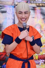 クリリンに扮した高城れに（ももいろクローバーZ）。