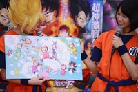 ももクロが演じるキャラクターが描かれたパネルを手に説明を行う百田夏菜子と玉井詩織。