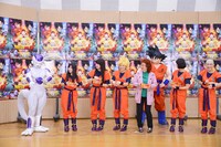 フリーザを鬼に豆まきを行う野沢雅子、孫悟空、ももいろクローバーZ。