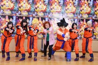 「かめはめ波」を決める野沢雅子、孫悟空、ももいろクローバーZ。