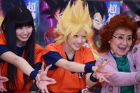 左から佐々木彩夏、百田夏菜子、野沢雅子。