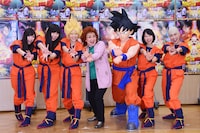 「かめはめ波」を決める野沢雅子、孫悟空、ももいろクローバーZ。