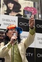 バニラビーンズのニューアルバム「バニラビーンズIV」をアピールする掟ポルシェ。