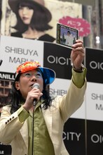 バニラビーンズのニューアルバム「バニラビーンズIV」をアピールする掟ポルシェ。