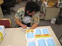 ヴィレッジヴァンガードのPOPを書くロマン優光。