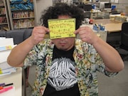 ヴィレッジヴァンガードの自筆POPを持つロマン優光。