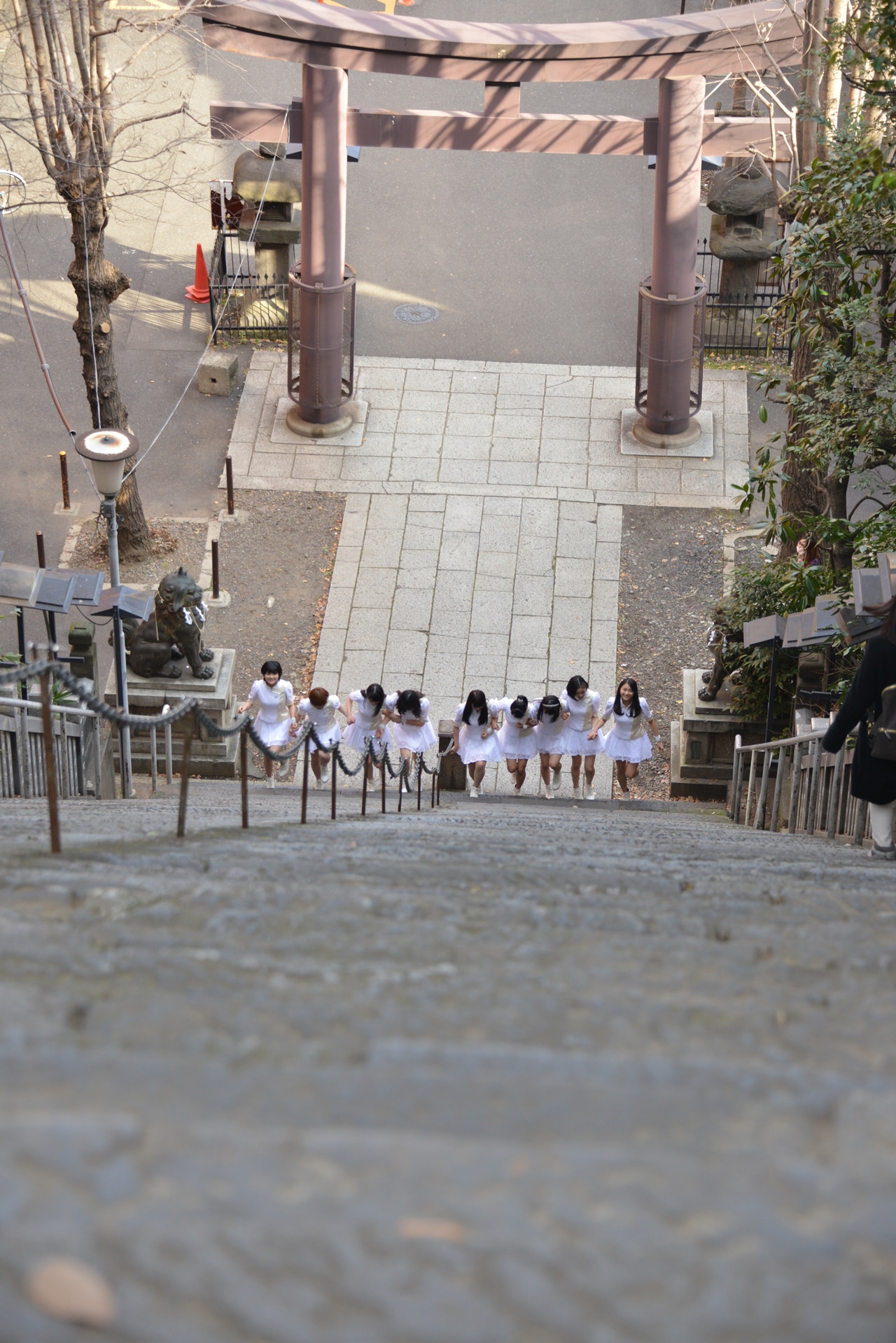 愛宕神社の“出世の石段”を登るアンジュルム。