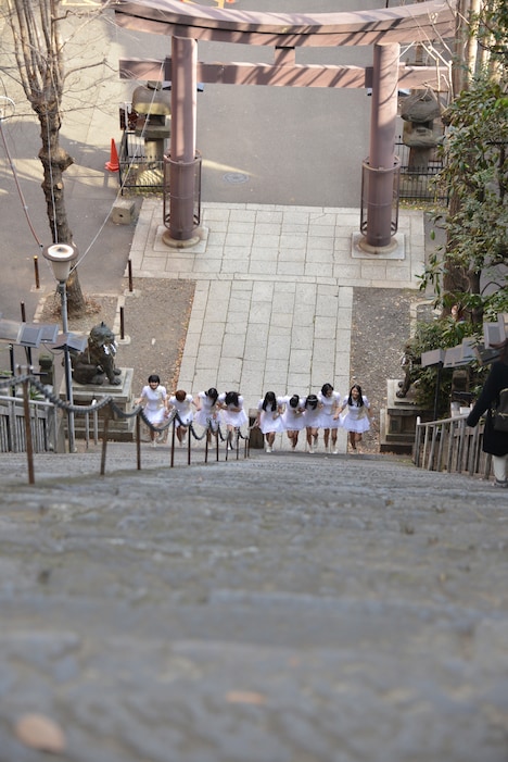 愛宕神社の“出世の石段”を登るアンジュルム。