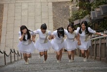 軽快に階段を駆け上がるも、途中で疲れを感じてしまう福田花音（左端）。