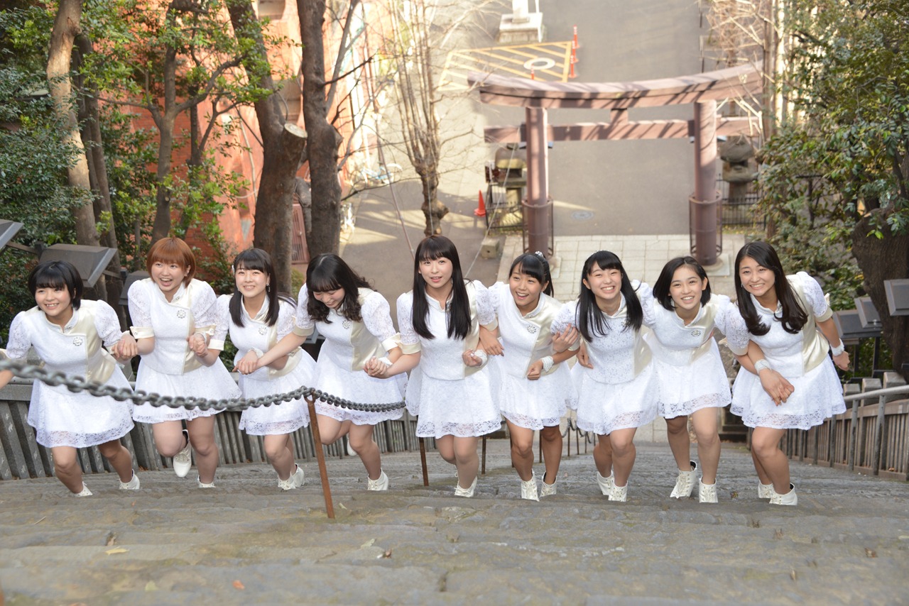 愛宕神社の“出世の石段”を登るアンジュルム。