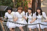 手をつないで階段を登る2期メンバー。左から田村芽実、竹内朱莉、中西香菜、勝田里奈。