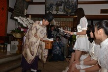 シングルのヒットを祈願し祈祷を受けるアンジュルム。