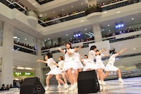 アンジュルムによる「乙女の逆襲」歌唱の様子。