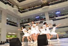 アンジュルムによる「乙女の逆襲」歌唱の様子。