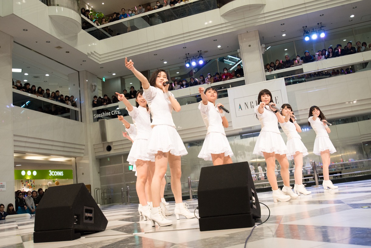 アンジュルムによる「大器晩成」歌唱の様子。