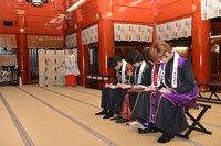 祝詞に耳を傾けるカスタマイZ。