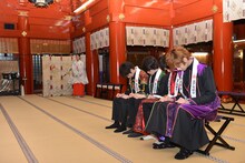 祝詞に耳を傾けるカスタマイZ。