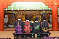 祝詞に耳を傾けるカスタマイZ。