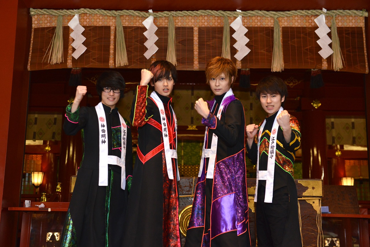 神田明神の御神殿で改めて「アニソンで天下を獲る！」と意気込むカスタマイZ。