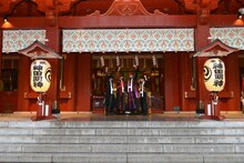 神田明神の御神殿で躍進を誓うカスタマイZ。