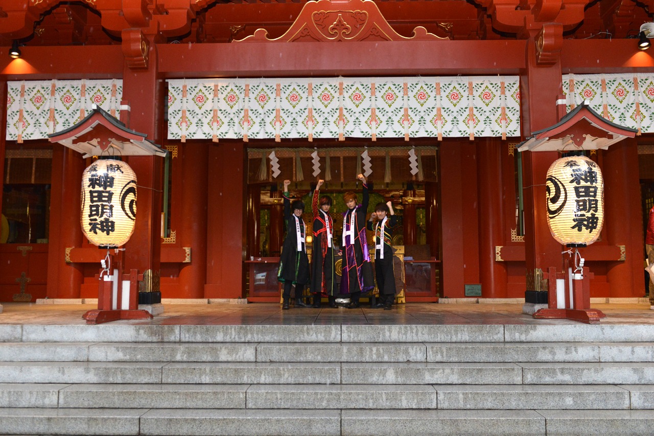 神田明神の御神殿で躍進を誓うカスタマイZ。