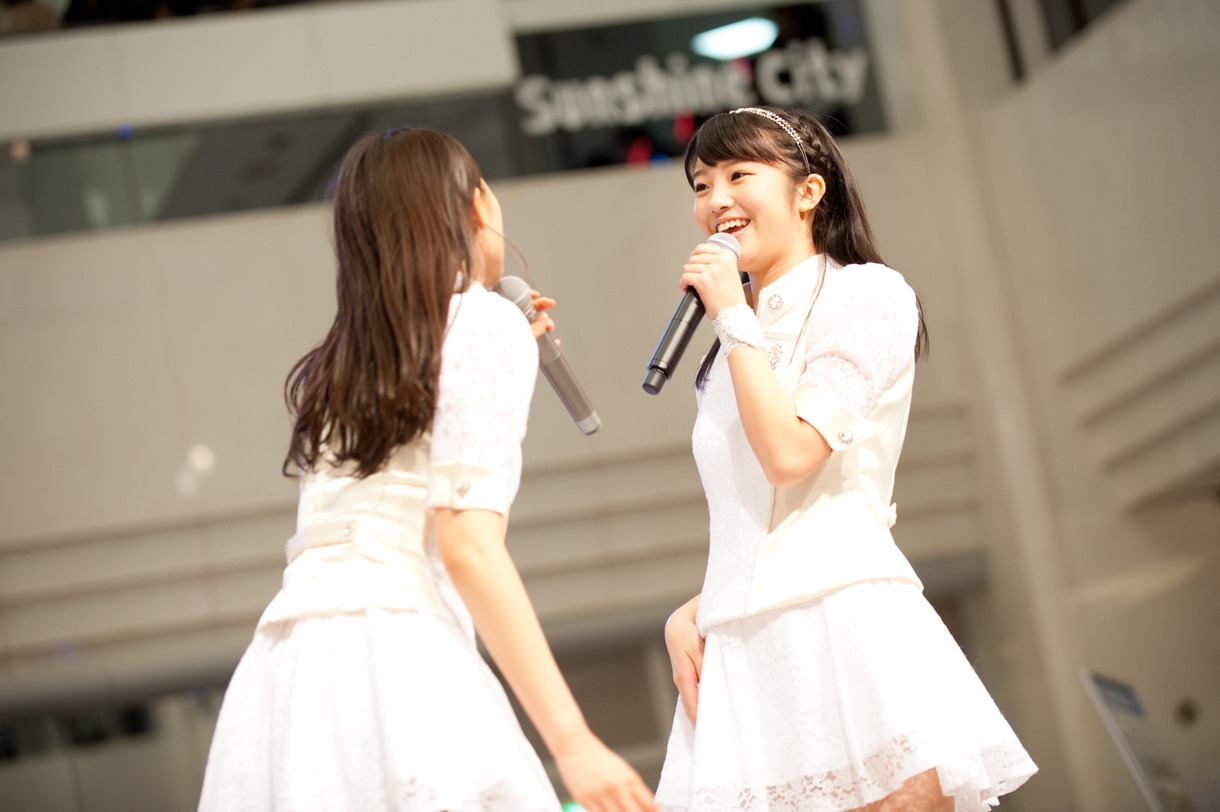 「アンジュルム『大器晩成／乙女の逆襲』 発売記念ミニライブ＆握手会」の様子。