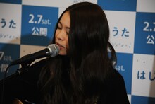 「LOST STARS」を歌う片平里菜。