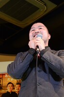 「あったかいんだからぁ♪」を歌う長谷川俊輔（クマムシ）。