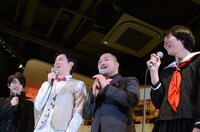 トークを展開するクマムシとMCのマドモアゼルズ（両端）。