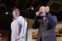 「アイドルソング漫才」を披露するクマムシ。