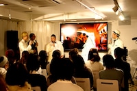 シクラメンが登場した「涙活ライブ」の様子。