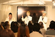 シクラメンが登場した「涙活ライブ」の様子。