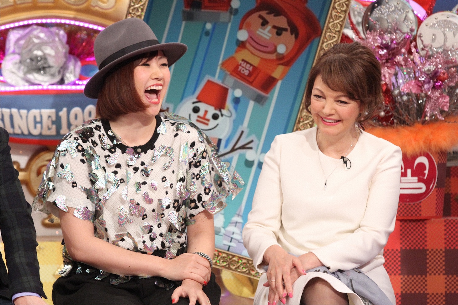 左から依布サラサ、石川セリ。(c)日本テレビ