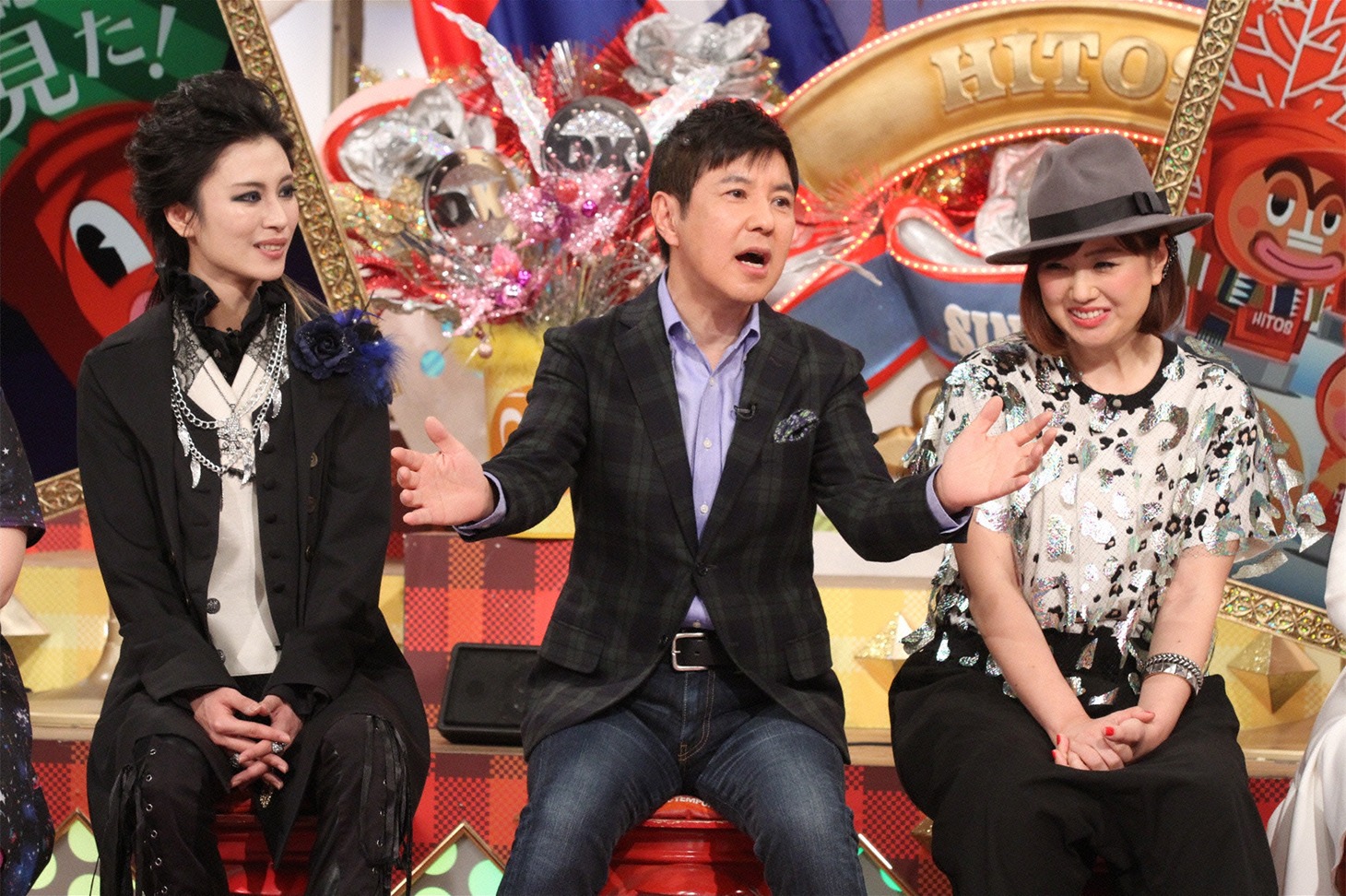 左からAKIRA、関根勤、依布サラサ。(c)日本テレビ