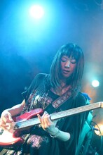 関根史織（B）（撮影：緒車寿一）