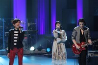 「MUSIC FAIR」にてパフォーマンスする工藤静香とTRUSTRICK。 (c)フジテレビ