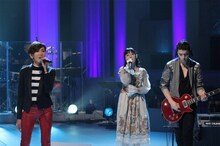 「MUSIC FAIR」にてパフォーマンスする工藤静香とTRUSTRICK。 (c)フジテレビ