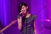 「MUSIC FAIR」にて歌唱する西内まりや。 (c)フジテレビ
