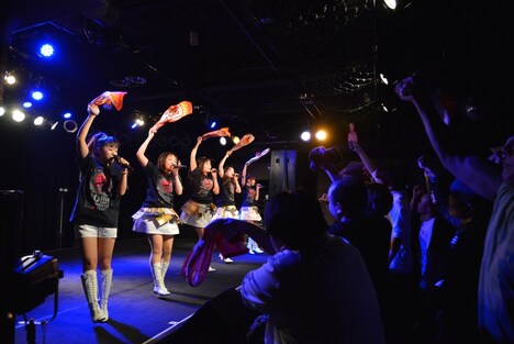 「LinQ LIVEHOUSE CIRQUIT 2015～LinQの『わ』拡大だ！大作戦!!～」北海道公演の様子。